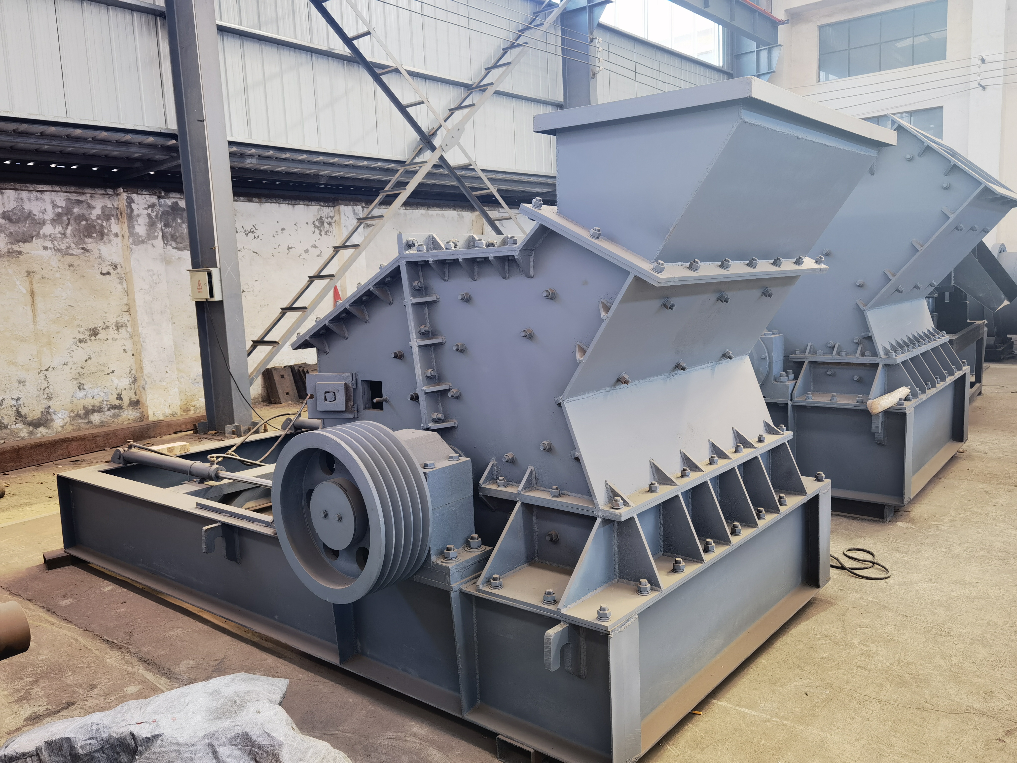 Hammer crusher 600 × 600 power, 22KW weight, 2000kg type, fine crushing type